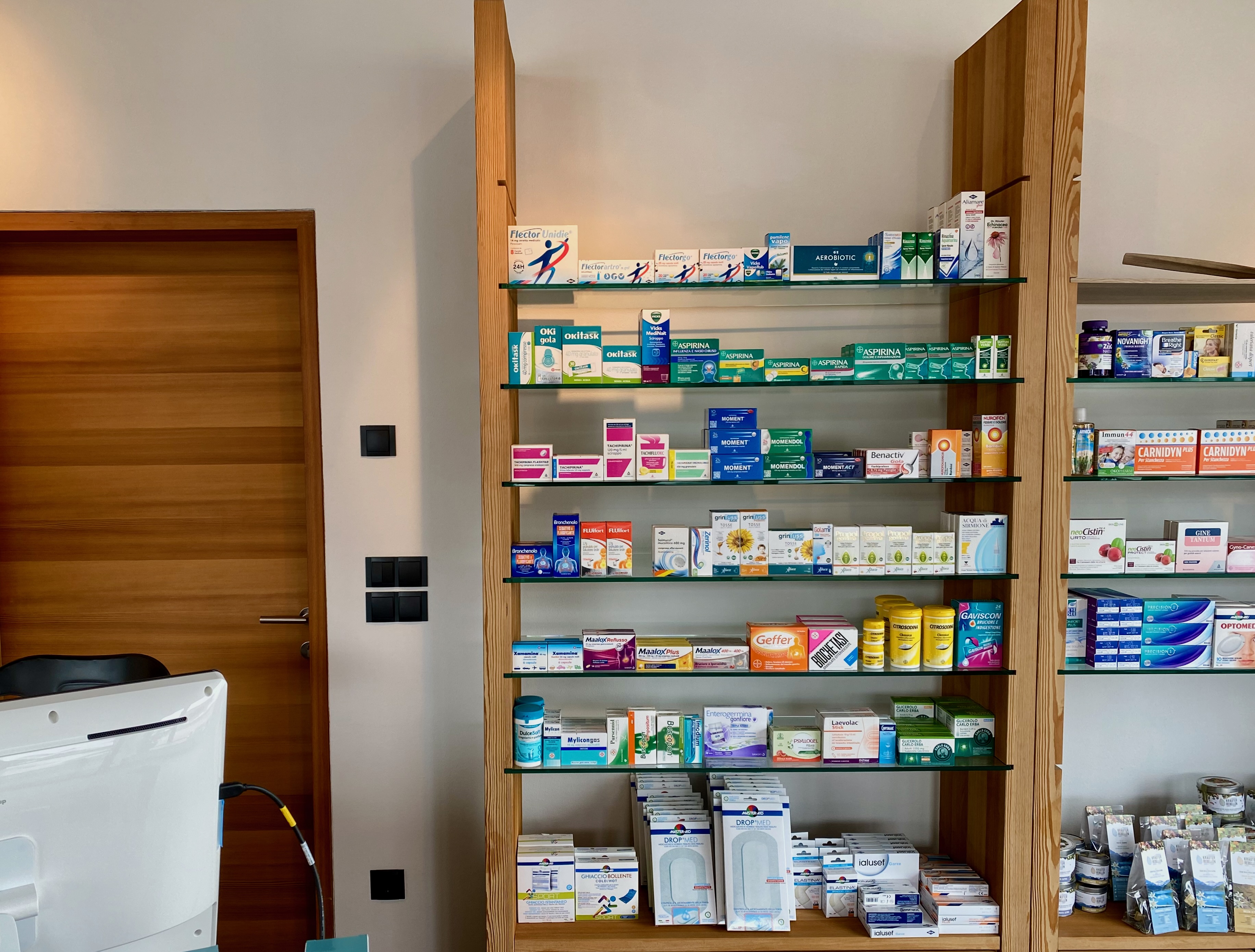 Reiseapotheke für Hunde auf Schiffsreisen Medikamente und Gesundheitsprodukte in einer Apotheke als Symbol für eine Reiseapotheke für Hunde auf Schiffsreisen